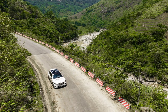 T&ocirc;i l&aacute;i Mercedes-Benz GLC 300 xuy&ecirc;n Việt hơn 1.800km c&ugrave;ng đo&agrave;n quốc tế: Chạy sướng, cảnh m&atilde;n nh&atilde;n, nhiều người t&ograve; m&ograve; hỏi thăm- Ảnh 10.