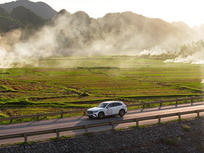 T&ocirc;i l&aacute;i Mercedes-Benz GLC 300 xuy&ecirc;n Việt hơn 1.800km c&ugrave;ng đo&agrave;n quốc tế: Chạy sướng, cảnh m&atilde;n nh&atilde;n, nhiều người t&ograve; m&ograve; hỏi thăm- Ảnh 12.