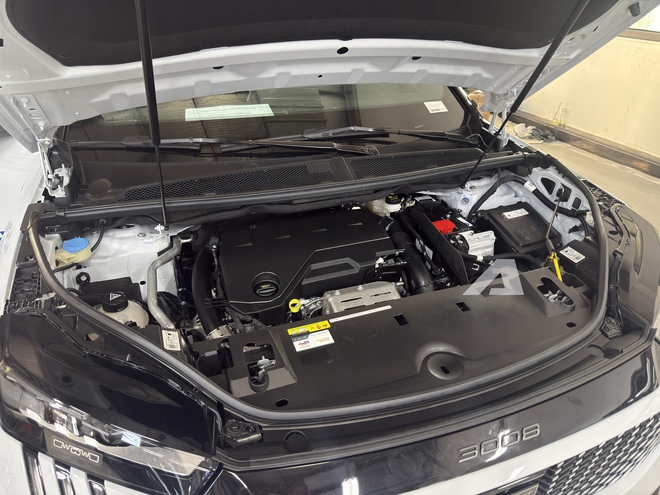 Ảnh thực tế Peugeot 3008 đời mới tại Việt Nam: D&aacute;ng coupe s&agrave;nh điệu, m&agrave;n cong si&ecirc;u d&agrave;i, chờ gi&aacute; để cạnh tranh CX-5, Tucson- Ảnh 8.