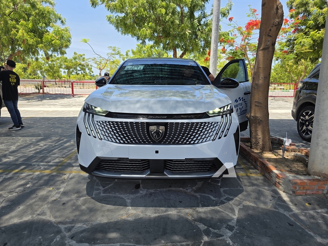 Ảnh thực tế Peugeot 3008 đời mới tại Việt Nam: D&aacute;ng coupe s&agrave;nh điệu, m&agrave;n cong si&ecirc;u d&agrave;i, chờ gi&aacute; để cạnh tranh CX-5, Tucson- Ảnh 6.