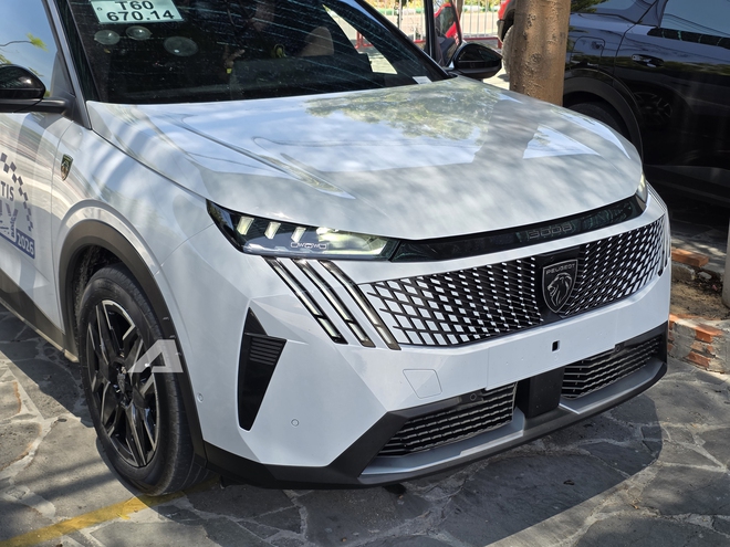 Ảnh thực tế Peugeot 3008 đời mới tại Việt Nam: D&aacute;ng coupe s&agrave;nh điệu, m&agrave;n cong si&ecirc;u d&agrave;i, chờ gi&aacute; để cạnh tranh CX-5, Tucson- Ảnh 1.