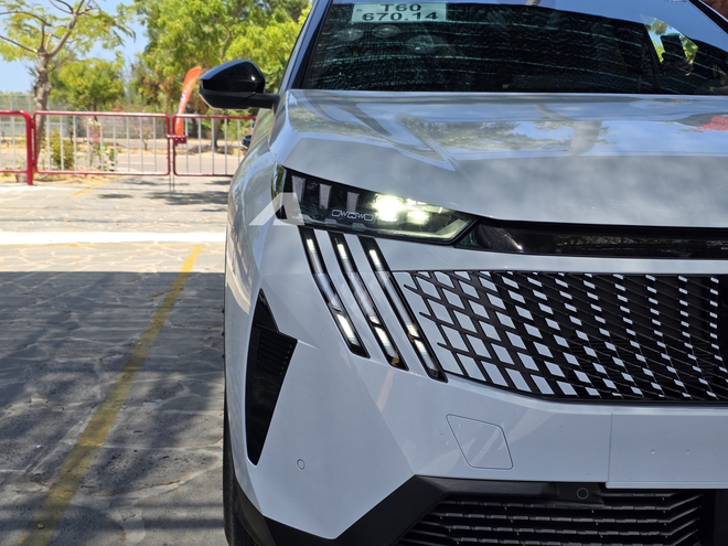 Ảnh thực tế Peugeot 3008 đời mới tại Việt Nam: D&aacute;ng coupe s&agrave;nh điệu, m&agrave;n cong si&ecirc;u d&agrave;i, chờ gi&aacute; để cạnh tranh CX-5, Tucson- Ảnh 2.