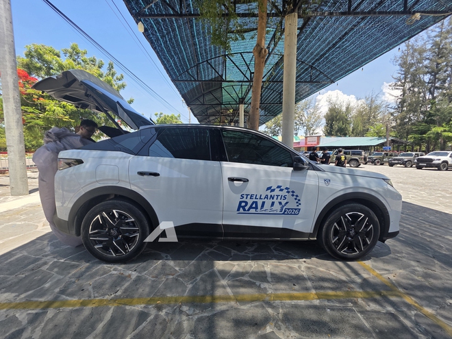 Ảnh thực tế Peugeot 3008 đời mới tại Việt Nam: D&aacute;ng coupe s&agrave;nh điệu, m&agrave;n cong si&ecirc;u d&agrave;i, chờ gi&aacute; để cạnh tranh CX-5, Tucson- Ảnh 3.