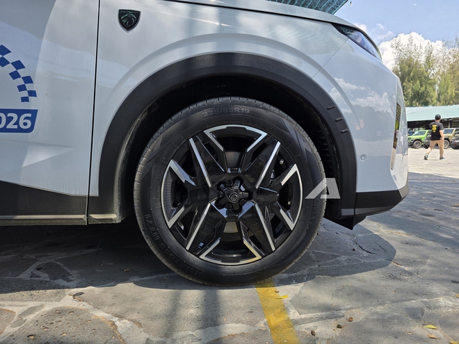 Ảnh thực tế Peugeot 3008 đời mới tại Việt Nam: D&aacute;ng coupe s&agrave;nh điệu, m&agrave;n cong si&ecirc;u d&agrave;i, chờ gi&aacute; để cạnh tranh CX-5, Tucson- Ảnh 7.