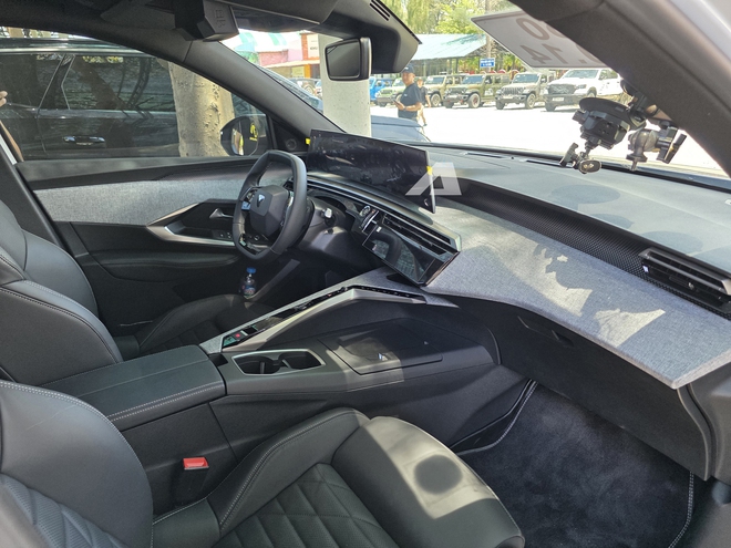 Ảnh thực tế Peugeot 3008 đời mới tại Việt Nam: D&aacute;ng coupe s&agrave;nh điệu, m&agrave;n cong si&ecirc;u d&agrave;i, chờ gi&aacute; để cạnh tranh CX-5, Tucson- Ảnh 10.