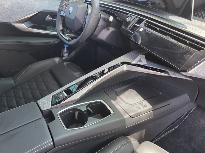 Ảnh thực tế Peugeot 3008 đời mới tại Việt Nam: D&aacute;ng coupe s&agrave;nh điệu, m&agrave;n cong si&ecirc;u d&agrave;i, chờ gi&aacute; để cạnh tranh CX-5, Tucson- Ảnh 17.