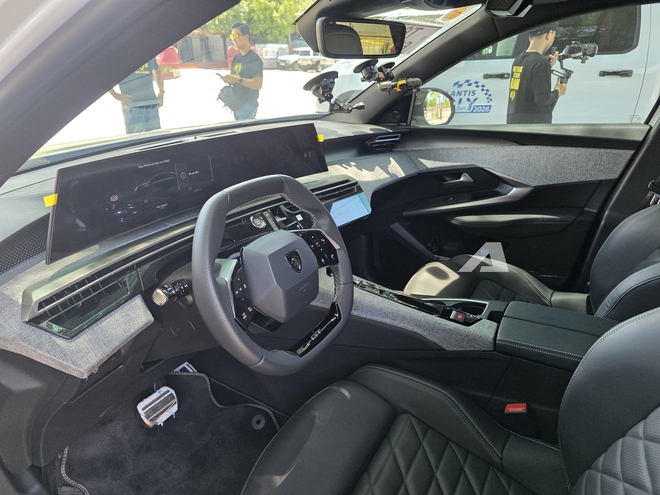Ảnh thực tế Peugeot 3008 đời mới tại Việt Nam: D&aacute;ng coupe s&agrave;nh điệu, m&agrave;n cong si&ecirc;u d&agrave;i, chờ gi&aacute; để cạnh tranh CX-5, Tucson- Ảnh 9.