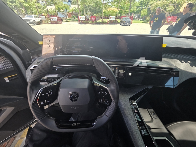 Ảnh thực tế Peugeot 3008 đời mới tại Việt Nam: D&aacute;ng coupe s&agrave;nh điệu, m&agrave;n cong si&ecirc;u d&agrave;i, chờ gi&aacute; để cạnh tranh CX-5, Tucson- Ảnh 11.