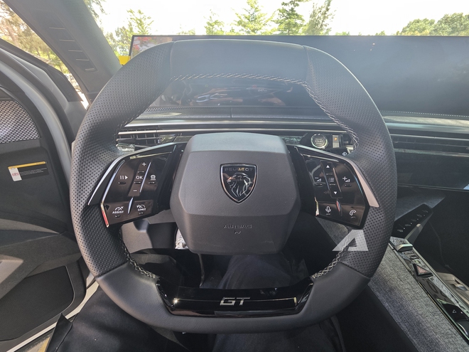 Ảnh thực tế Peugeot 3008 đời mới tại Việt Nam: D&aacute;ng coupe s&agrave;nh điệu, m&agrave;n cong si&ecirc;u d&agrave;i, chờ gi&aacute; để cạnh tranh CX-5, Tucson- Ảnh 12.