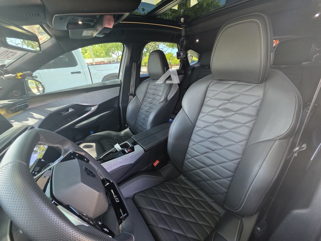 Ảnh thực tế Peugeot 3008 đời mới tại Việt Nam: D&aacute;ng coupe s&agrave;nh điệu, m&agrave;n cong si&ecirc;u d&agrave;i, chờ gi&aacute; để cạnh tranh CX-5, Tucson- Ảnh 18.