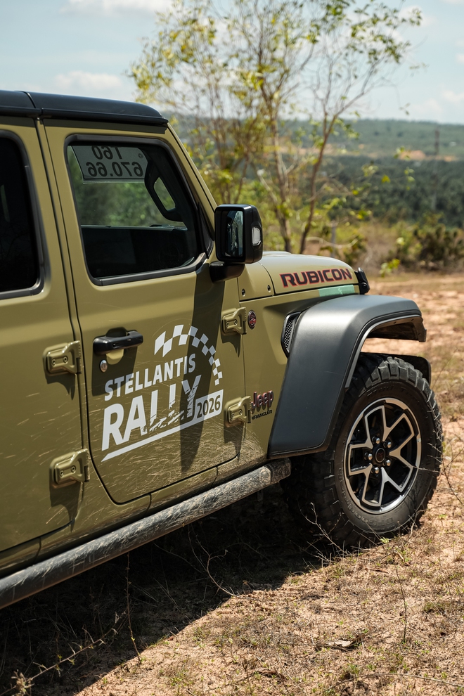 Ảnh thực tế Jeep Wrangler 2026 do THACO ph&acirc;n phối: M&aacute;y 2.0L, m&agrave;n h&igrave;nh lớn, c&oacute; ADAS, chốt gi&aacute; cuối th&aacute;ng n&agrave;y- Ảnh 6.
