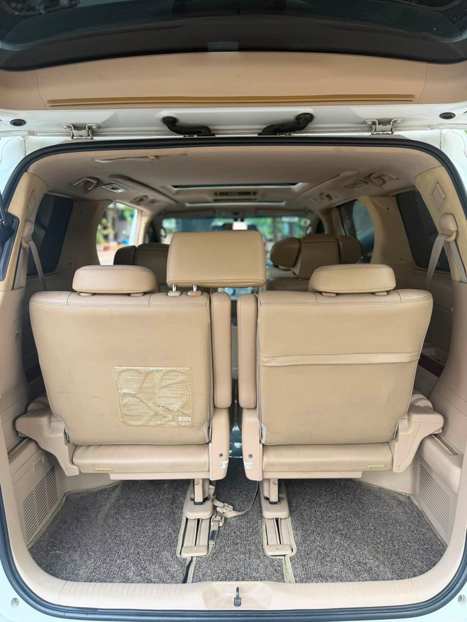 Bỏ 800 triệu đã đủ để mua chiếc Toyota Alphard này phục vụ gia đình: Hàng hai có bệ đỡ chân, cửa trượt, máy V6 3.5L- Ảnh 12. Bỏ 800 triệu đã đủ để mua chiếc Toyota Alphard này phục vụ gia đình: Hàng hai có bệ đỡ chân, cửa trượt, máy V6 3.5L- Ảnh 12.