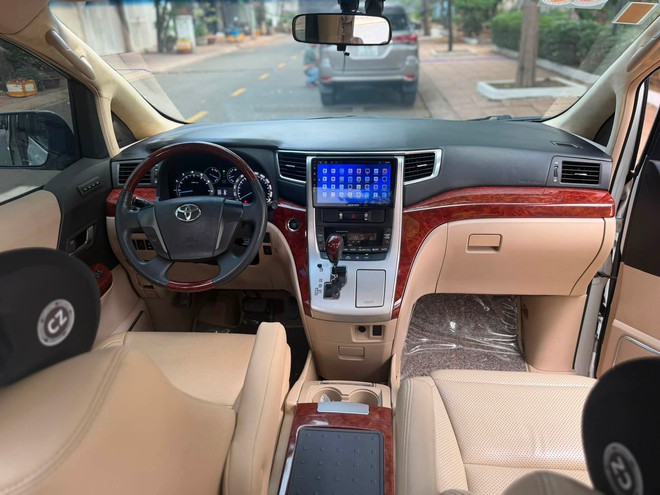 Bỏ 800 triệu đã đủ để mua chiếc Toyota Alphard này phục vụ gia đình: Hàng hai có bệ đỡ chân, cửa trượt, máy V6 3.5L- Ảnh 4. Bỏ 800 triệu đã đủ để mua chiếc Toyota Alphard này phục vụ gia đình: Hàng hai có bệ đỡ chân, cửa trượt, máy V6 3.5L- Ảnh 4.