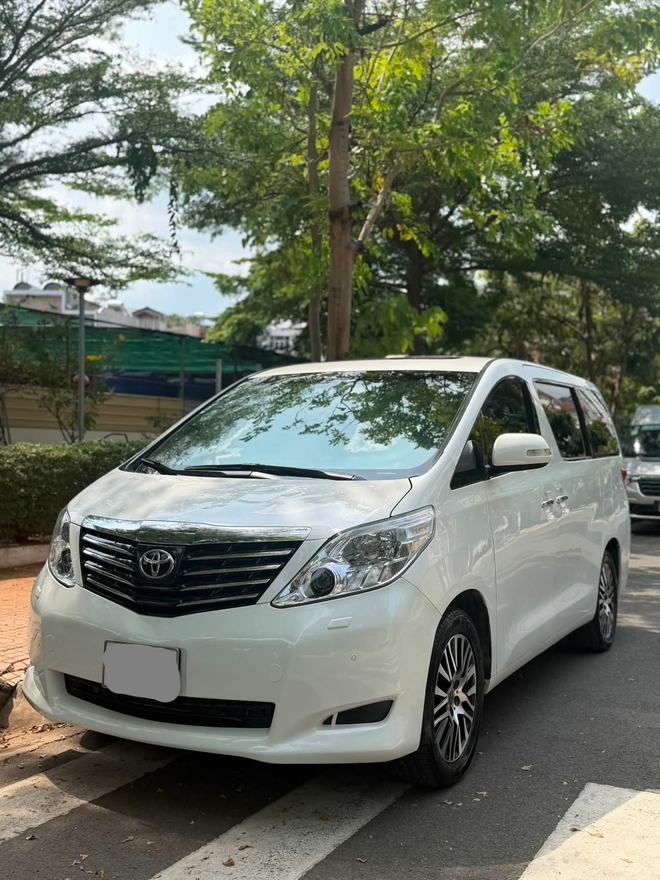 Bỏ 800 triệu đã đủ để mua chiếc Toyota Alphard này phục vụ gia đình: Hàng hai có bệ đỡ chân, cửa trượt, máy V6 3.5L- Ảnh 1. Bỏ 800 triệu đã đủ để mua chiếc Toyota Alphard này phục vụ gia đình: Hàng hai có bệ đỡ chân, cửa trượt, máy V6 3.5L- Ảnh 1.