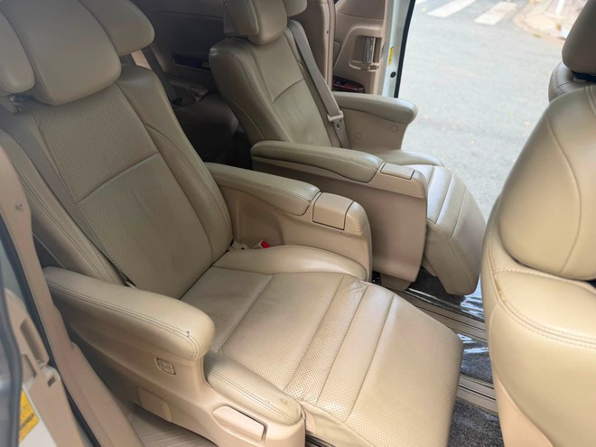 Bỏ 800 triệu đã đủ để mua chiếc Toyota Alphard này phục vụ gia đình: Hàng hai có bệ đỡ chân, cửa trượt, máy V6 3.5L- Ảnh 8. Bỏ 800 triệu đã đủ để mua chiếc Toyota Alphard này phục vụ gia đình: Hàng hai có bệ đỡ chân, cửa trượt, máy V6 3.5L- Ảnh 8.