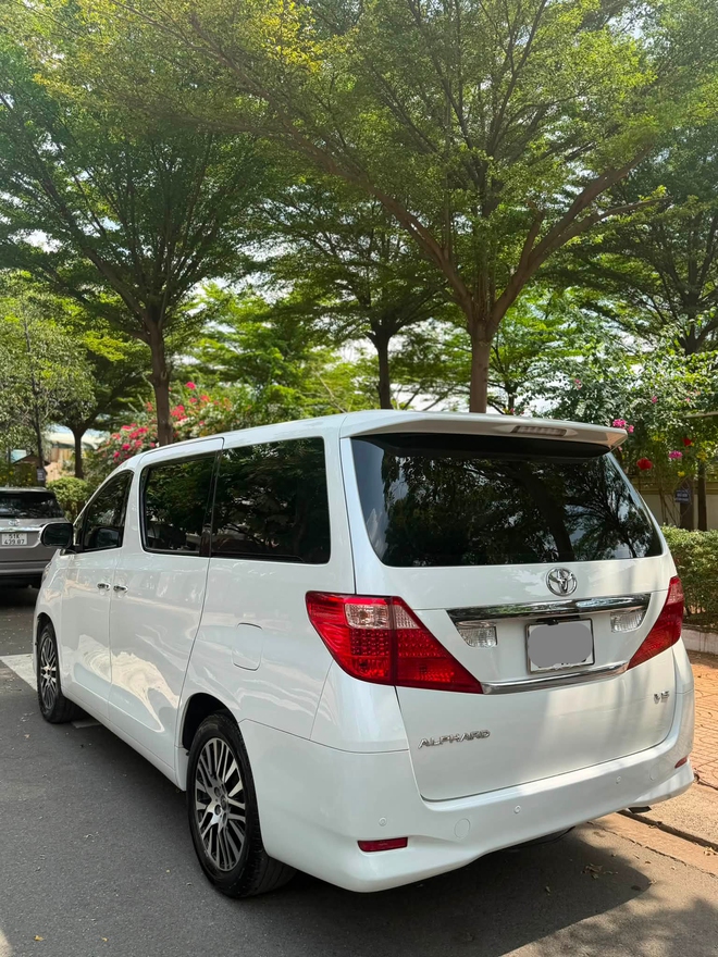Bỏ 800 triệu đã đủ để mua chiếc Toyota Alphard này phục vụ gia đình: Hàng hai có bệ đỡ chân, cửa trượt, máy V6 3.5L- Ảnh 2. Bỏ 800 triệu đã đủ để mua chiếc Toyota Alphard này phục vụ gia đình: Hàng hai có bệ đỡ chân, cửa trượt, máy V6 3.5L- Ảnh 2.