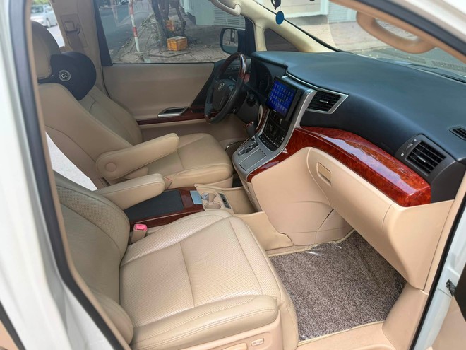 Bỏ 800 triệu đã đủ để mua chiếc Toyota Alphard này phục vụ gia đình: Hàng hai có bệ đỡ chân, cửa trượt, máy V6 3.5L- Ảnh 7. Bỏ 800 triệu đã đủ để mua chiếc Toyota Alphard này phục vụ gia đình: Hàng hai có bệ đỡ chân, cửa trượt, máy V6 3.5L- Ảnh 7.