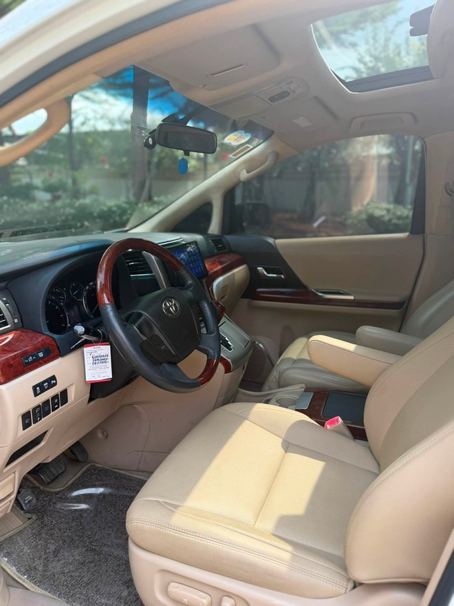 Bỏ 800 triệu đã đủ để mua chiếc Toyota Alphard này phục vụ gia đình: Hàng hai có bệ đỡ chân, cửa trượt, máy V6 3.5L- Ảnh 6. Bỏ 800 triệu đã đủ để mua chiếc Toyota Alphard này phục vụ gia đình: Hàng hai có bệ đỡ chân, cửa trượt, máy V6 3.5L- Ảnh 6.