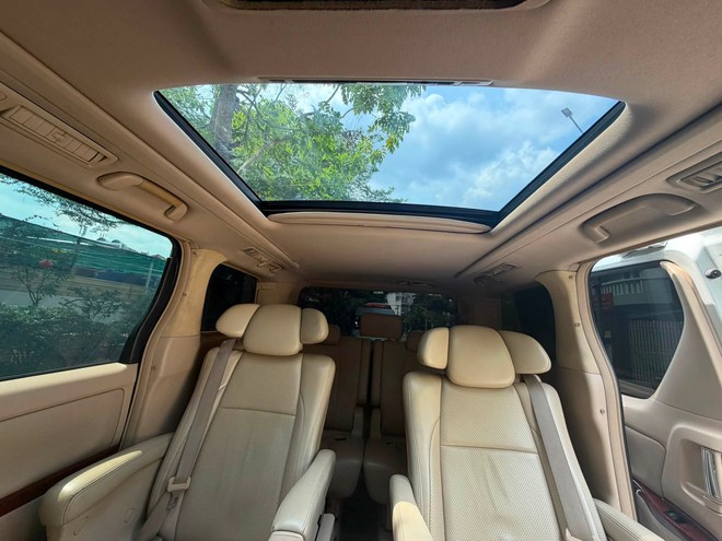 Bỏ 800 triệu đã đủ để mua chiếc Toyota Alphard này phục vụ gia đình: Hàng hai có bệ đỡ chân, cửa trượt, máy V6 3.5L- Ảnh 9. Bỏ 800 triệu đã đủ để mua chiếc Toyota Alphard này phục vụ gia đình: Hàng hai có bệ đỡ chân, cửa trượt, máy V6 3.5L- Ảnh 9.