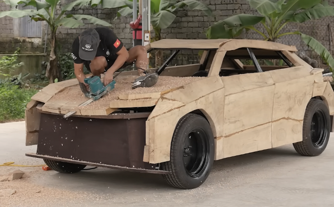 &Ocirc;ng bố Bắc Ninh tự chế 'si&ecirc;u xe gỗ' giống Lamborghini Urus: Khung gầm sắt, lốp gỗ khắc tay như thật, động cơ điện đặt sau- Ảnh 3.