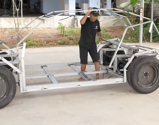 &Ocirc;ng bố Bắc Ninh tự chế 'si&ecirc;u xe gỗ' giống Lamborghini Urus: Khung gầm sắt, lốp gỗ khắc tay như thật, động cơ điện đặt sau- Ảnh 2.