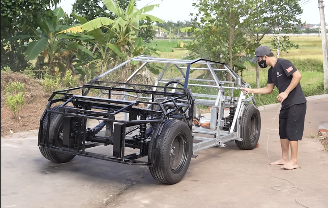 &Ocirc;ng bố Bắc Ninh tự chế 'si&ecirc;u xe gỗ' giống Lamborghini Urus: Khung gầm sắt, lốp gỗ khắc tay như thật, động cơ điện đặt sau- Ảnh 1.