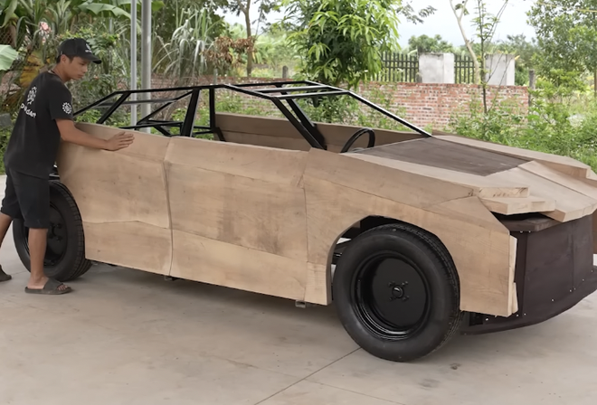 &Ocirc;ng bố Bắc Ninh tự chế 'si&ecirc;u xe gỗ' giống Lamborghini Urus: Khung gầm sắt, lốp gỗ khắc tay như thật, động cơ điện đặt sau- Ảnh 4.