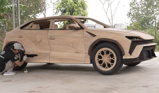 &Ocirc;ng bố Bắc Ninh tự chế 'si&ecirc;u xe gỗ' giống Lamborghini Urus: Khung gầm sắt, lốp gỗ khắc tay như thật, động cơ điện đặt sau- Ảnh 5.