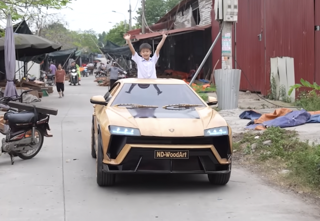 &Ocirc;ng bố Bắc Ninh tự chế 'si&ecirc;u xe gỗ' giống Lamborghini Urus: Khung gầm sắt, lốp gỗ khắc tay như thật, động cơ điện đặt sau- Ảnh 9.