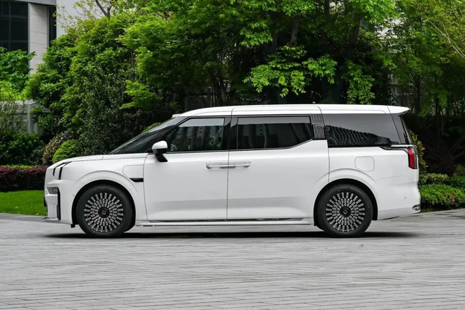 Zeekr 009 dự kiến 4,2 tỷ đồng tại Việt Nam, gần ngang Alphard: Tiện nghi sang xịn, mạnh 912hp ngang si&ecirc;u xe, đầy điện đủ chạy H&agrave; Nội - Đ&agrave; Nẵng- Ảnh 5.