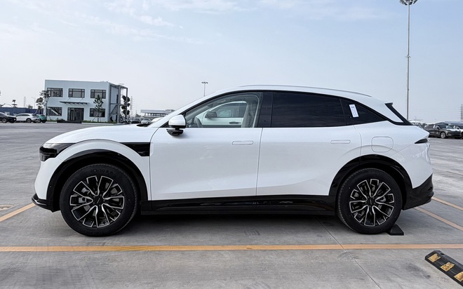 Zeekr 7X lộ giá dự kiến 2,5 tỷ đồng tại Việt Nam: Ngang giá BMW iX3, gấp rưỡi Mustang Mach-E, mạnh 637HP, chạy 615km/sạc- Ảnh 4. Zeekr 7X lộ giá dự kiến 2,5 tỷ đồng tại Việt Nam: Ngang giá BMW iX3, gấp rưỡi Mustang Mach-E, mạnh 637HP, chạy 615km/sạc- Ảnh 4.