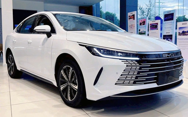 BYD Seal 5 giảm gi&aacute; mạnh c&ograve;n 626 triệu đồng, đấu Mazda3, K3 bằng PHEV chạy 120km kh&ocirc;ng cần xăng- Ảnh 2.