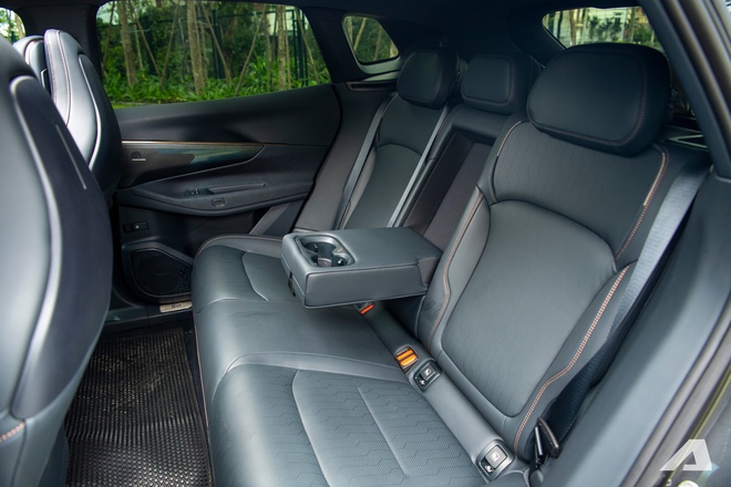 Chủ xe Gen Z n&oacute;i về Lynk & Co 08 sau 7.000km: Đi h&agrave;ng ng&agrave;y như xe điện, nhiều c&ocirc;ng nghệ nhưng c&ograve;n v&agrave;i t&iacute;nh năng chưa hợp Việt Nam- Ảnh 4.