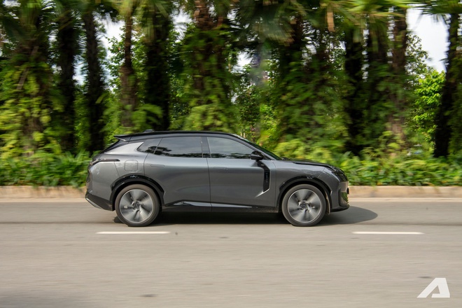 Chủ xe Gen Z n&oacute;i về Lynk & Co 08 sau 7.000km: Đi h&agrave;ng ng&agrave;y như xe điện, nhiều c&ocirc;ng nghệ nhưng c&ograve;n v&agrave;i t&iacute;nh năng chưa hợp Việt Nam- Ảnh 9.