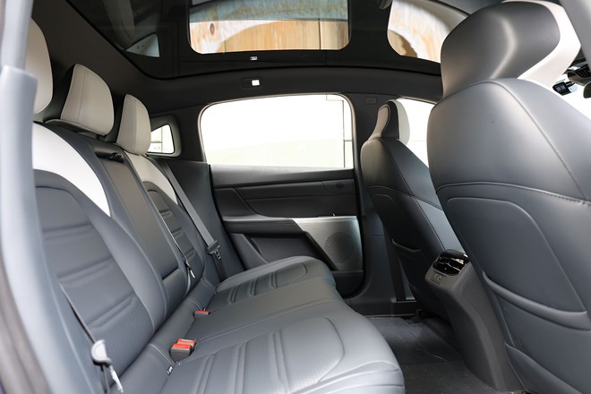 Th&ecirc;m 3 &ocirc; t&ocirc; điện mới rục rịch về Việt Nam: SUV c&ugrave;ng cỡ Tucson, Creta, sedan c&oacute; cửa c&aacute;nh chim, m&agrave;n h&igrave;nh lật như si&ecirc;u xe- Ảnh 13.