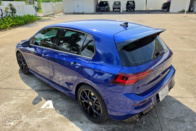 T&ocirc;i cầm l&aacute;i Volkswagen Golf R tr&ecirc;n đường phố Việt Nam: Gợi lại cảm gi&aacute;c l&aacute;i xe đua đ&uacute;ng nghĩa, sức mạnh kh&ocirc;ng l&agrave; yếu tố ghi điểm duy nhất- Ảnh 3.