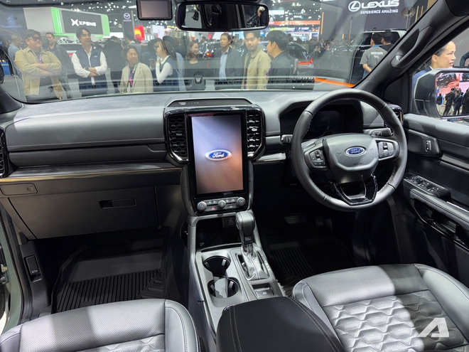 Ford Everest 2026 xuất hiện tại H&agrave; Nội: Dễ ra mắt ng&agrave;y 6/5, m&aacute;y xăng tăng sức &eacute;p l&ecirc;n Fortuner, gi&aacute; dự kiến 1,7 tỷ- Ảnh 8.