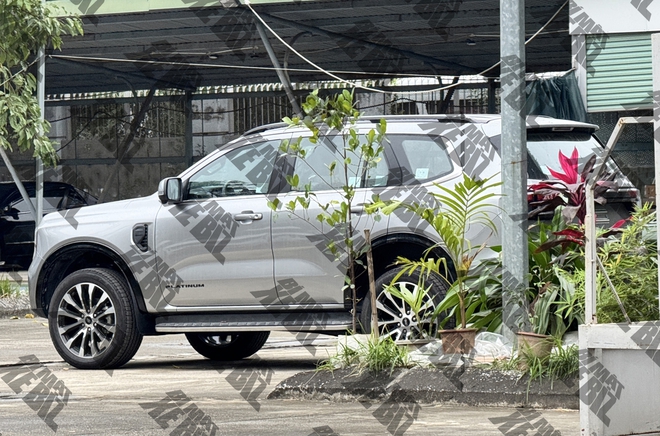 Ford Everest 2026 xuất hiện tại H&agrave; Nội: Dễ ra mắt ng&agrave;y 6/5, m&aacute;y xăng tăng sức &eacute;p l&ecirc;n Fortuner, gi&aacute; dự kiến 1,7 tỷ- Ảnh 4.