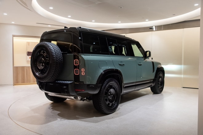 Cận cảnh Defender Trophy Edition đầu ti&ecirc;n tại Việt Nam: Gi&aacute; gần 7,5 tỷ, nhiều trang bị off-road &lsquo;tận răng&rsquo; phục vụ đi đua- Ảnh 7.