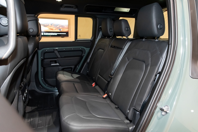 Cận cảnh Defender Trophy Edition đầu ti&ecirc;n tại Việt Nam: Gi&aacute; gần 7,5 tỷ, nhiều trang bị off-road &lsquo;tận răng&rsquo; phục vụ đi đua- Ảnh 21.