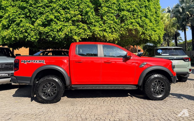 Ảnh thực tế Ford Ranger Raptor 2026 tại Việt Nam: M&aacute;y xăng mạnh gần 400 m&atilde; lực, loa B&O, ống p&ocirc; t&ugrave;y chỉnh &acirc;m thanh- Ảnh 3.
