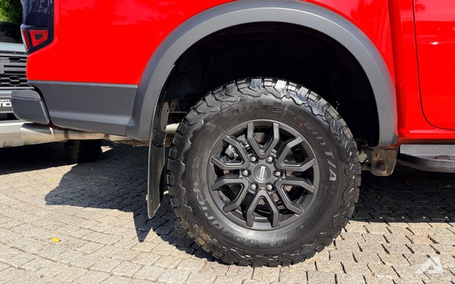 Ảnh thực tế Ford Ranger Raptor 2026 tại Việt Nam: M&aacute;y xăng mạnh gần 400 m&atilde; lực, loa B&O, ống p&ocirc; t&ugrave;y chỉnh &acirc;m thanh- Ảnh 6.