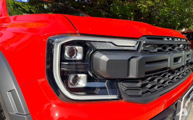 Ảnh thực tế Ford Ranger Raptor 2026 tại Việt Nam: M&aacute;y xăng mạnh gần 400 m&atilde; lực, loa B&O, ống p&ocirc; t&ugrave;y chỉnh &acirc;m thanh- Ảnh 4.