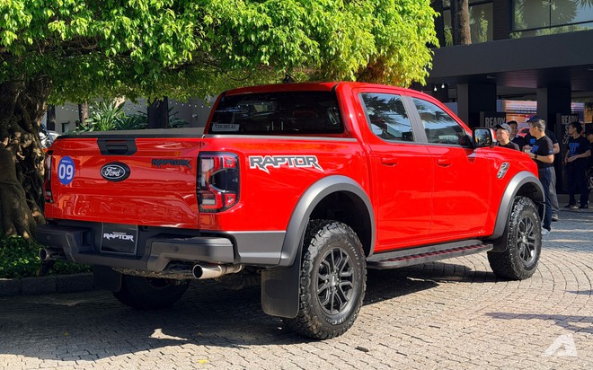 Ảnh thực tế Ford Ranger Raptor 2026 tại Việt Nam: M&aacute;y xăng mạnh gần 400 m&atilde; lực, loa B&O, ống p&ocirc; t&ugrave;y chỉnh &acirc;m thanh- Ảnh 2.