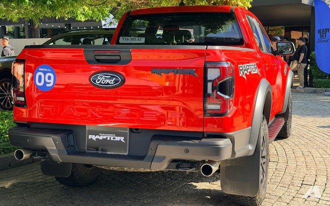 Ảnh thực tế Ford Ranger Raptor 2026 tại Việt Nam: M&aacute;y xăng mạnh gần 400 m&atilde; lực, loa B&O, ống p&ocirc; t&ugrave;y chỉnh &acirc;m thanh- Ảnh 5.