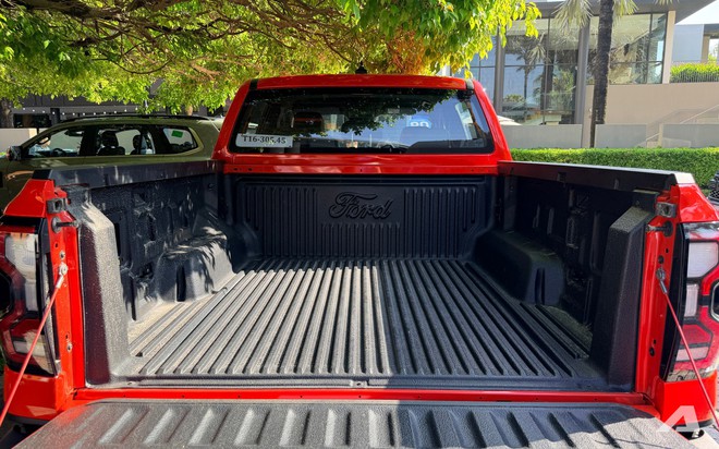 Ảnh thực tế Ford Ranger Raptor 2026 tại Việt Nam: M&aacute;y xăng mạnh gần 400 m&atilde; lực, loa B&O, ống p&ocirc; t&ugrave;y chỉnh &acirc;m thanh- Ảnh 7.