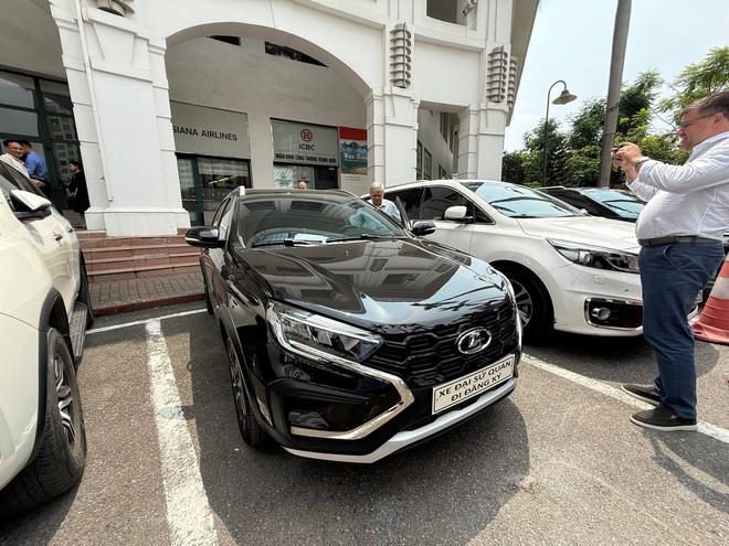 Lada Vesta SW Cross lộ gi&aacute; 549 triệu đồng tại Việt Nam: Ngang cỡ Mazda3, m&agrave;n h&igrave;nh kiểu Volvo, từng c&oacute; chiếc lăn b&aacute;nh tr&ecirc;n đường- Ảnh 2.