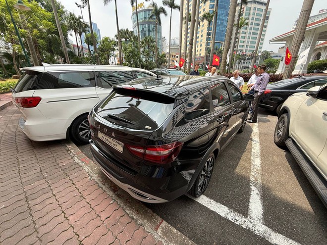 Lada Vesta SW Cross lộ gi&aacute; 549 triệu đồng tại Việt Nam: Ngang cỡ Mazda3, m&agrave;n h&igrave;nh kiểu Volvo, từng c&oacute; chiếc lăn b&aacute;nh tr&ecirc;n đường- Ảnh 3.
