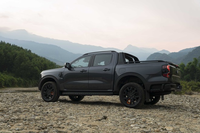 Ford Ranger Wildtrak n&acirc;ng cấp tại Việt Nam: Động cơ 3.0L V6, thiết kế tinh chỉnh nhẹ c&aacute; t&iacute;nh hơn, &lsquo;phả hơi n&oacute;ng&rsquo; l&ecirc;n Hilux, Triton- Ảnh 3.