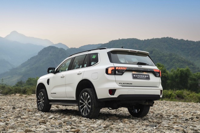 Đ&acirc;y l&agrave; l&yacute; do chọn Ford Everest bản &lsquo;full&rsquo; m&aacute;y xăng đắt hơn 84 triệu so với m&aacute;y dầu: M&acirc;m 21 inch, mạnh gần 300 m&atilde; lực v&agrave; nhiều thứ kh&aacute;c- Ảnh 3.